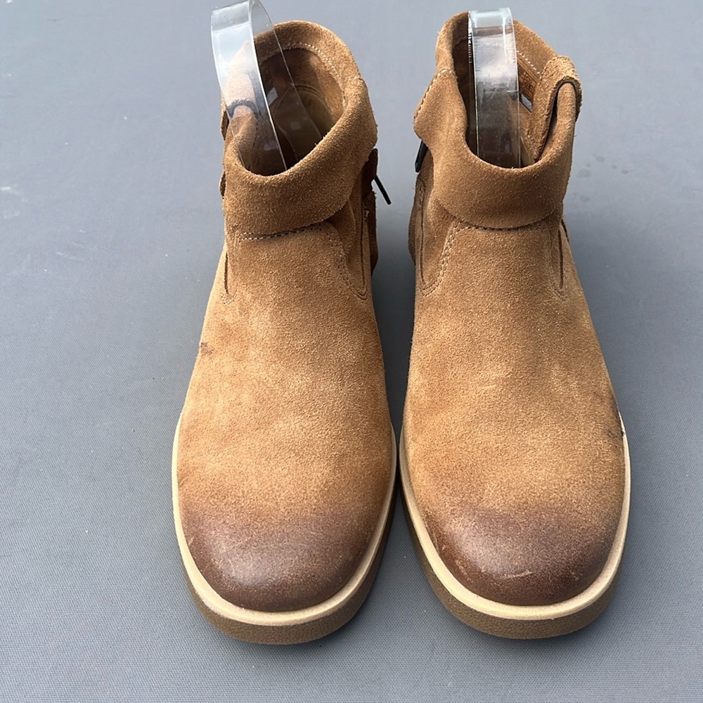 Ugg brown suede boots size 7 in great condition has distressed look